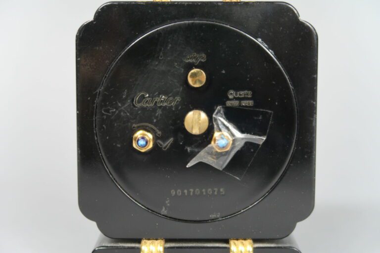 CARTIER - Pendulette réveil de style Art Déco en métal doré et laqué noir imita…