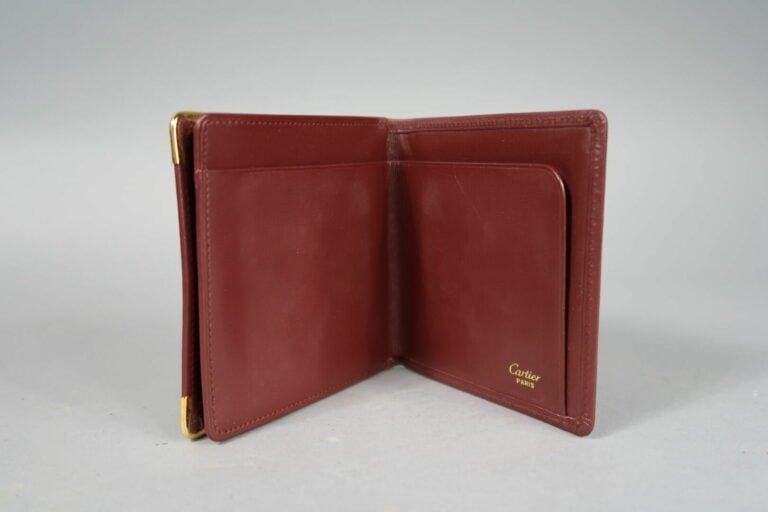 CARTIER - Porte monnaie 10 cm en cuir bordeaux, un compartiment monnaie, un com…