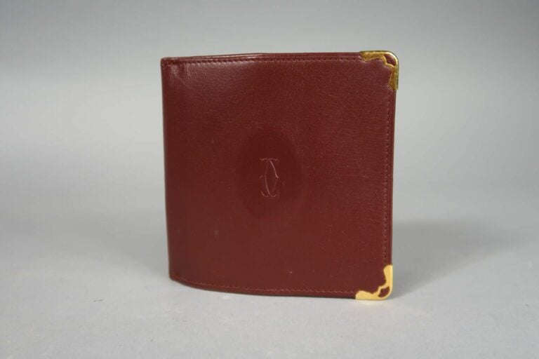 CARTIER - Porte monnaie 10 cm en cuir bordeaux, un compartiment monnaie, un com…