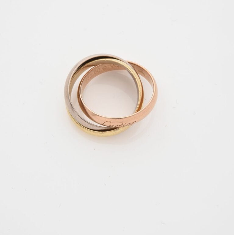 CARTIER, Trinity - Bague en or (750) trois tons formée de trois anneaux entrela…