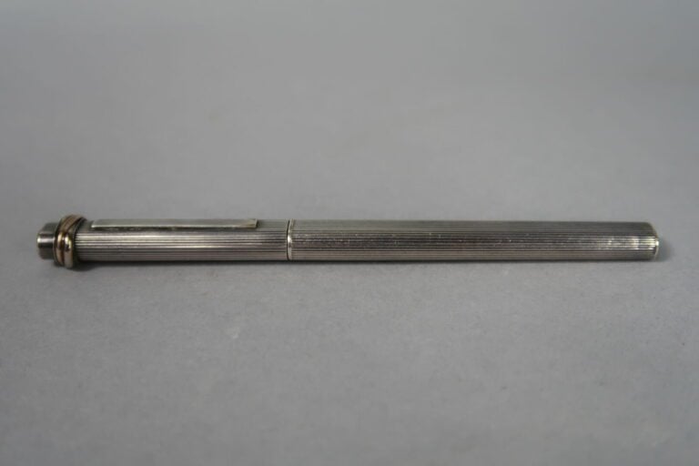 CARTIER, Trinity - Stylo bille en métal argenté rainuré et plaqué trois ors - (…