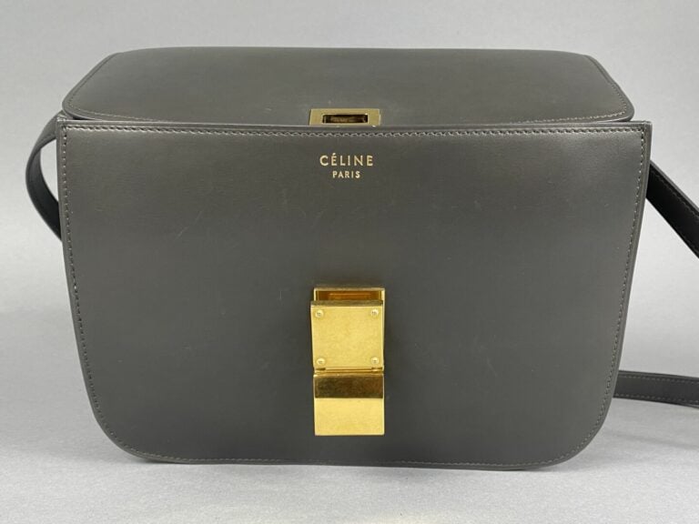 CELINE, Classic moyen - Sac en cuir lisse gris, fermoir en métal doré à système…
