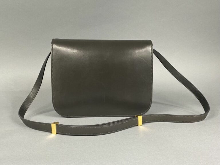 CELINE, Classic moyen - Sac en cuir lisse gris, fermoir en métal doré à système…