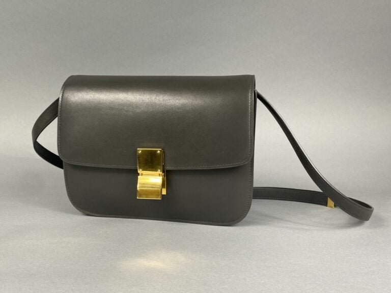 CELINE, Classic moyen - Sac en cuir lisse gris, fermoir en métal doré à système…