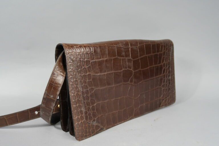 CELINE - Sac marron en cuir embossé façon crocodile, - Long : 33 cm - Vintage,…