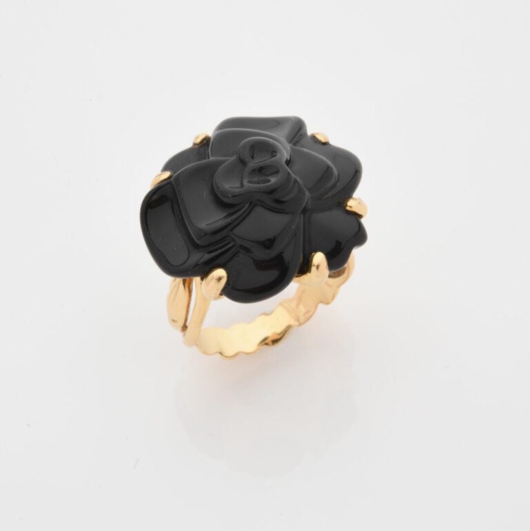 CHANEL, Camélia - Bague en or jaune (750) et onyx sculpté - Signée et numérotée…