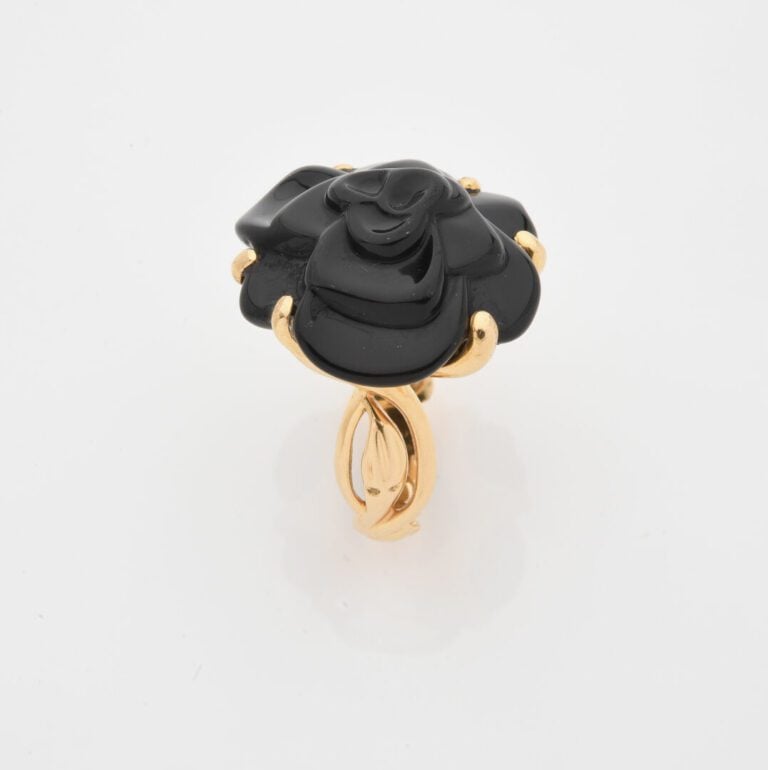 CHANEL, Camélia - Bague en or jaune (750) et onyx sculpté - Signée et numérotée…