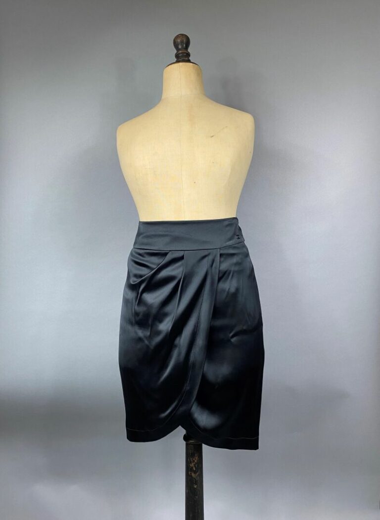 CHANEL - Jupe droite en soie noire à effet plissé sur le devant - Taille 38