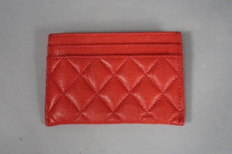 CHANEL - Porte-cartes en cuir matelassé rouge orné du sigle de la maison - Holo…