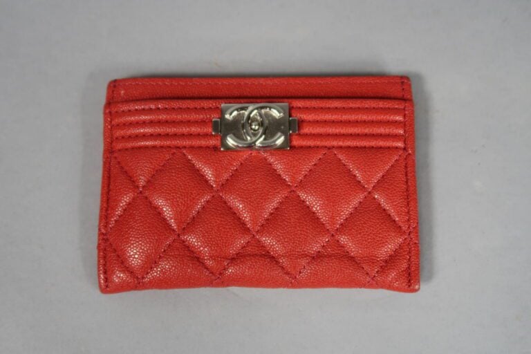 CHANEL - Porte-cartes en cuir matelassé rouge orné du sigle de la maison - Holo…