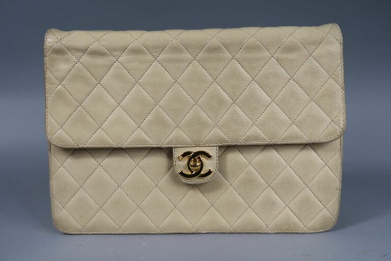 CHANEL - Sac 25 cm en cuir agneau matelassé crème, fermeture pression sur rabat…