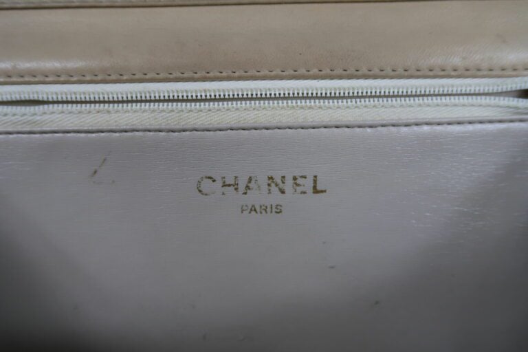 CHANEL - Sac 25 cm en cuir agneau matelassé crème, fermeture pression sur rabat…