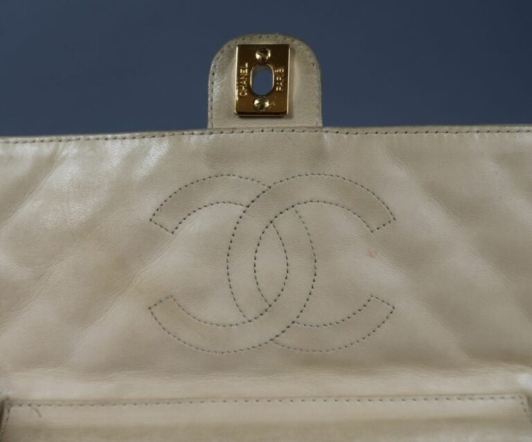 CHANEL - Sac 25 cm en cuir agneau matelassé crème, fermeture pression sur rabat…
