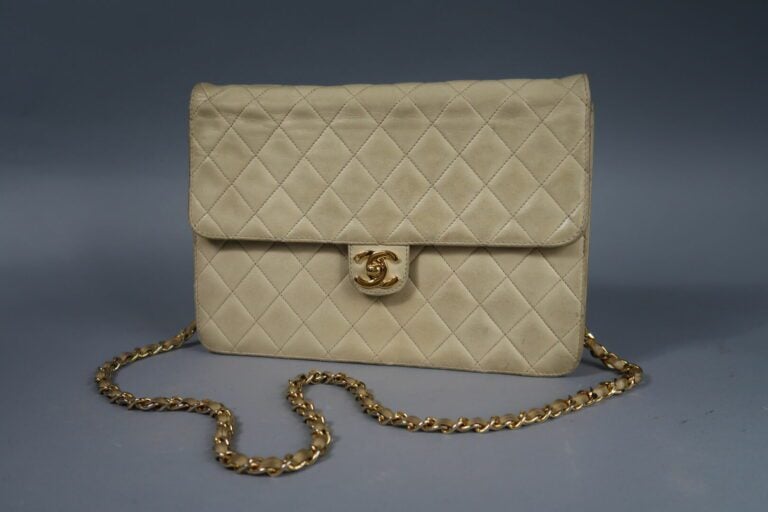CHANEL - Sac 25 cm en cuir agneau matelassé crème, fermeture pression sur rabat…