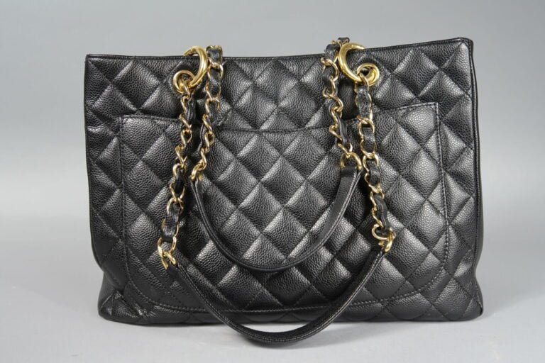 CHANEL - Sac "Grand Shopping" 34 cm en veau caviar noir partiellement matelassé…