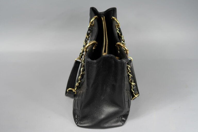CHANEL - Sac "Grand Shopping" 34 cm en veau caviar noir partiellement matelassé…