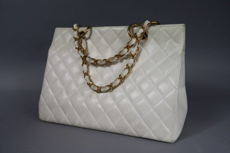 CHANEL - Sac "Shopping" 33 cm en veau caviar blanc partiellement matelassé, fer…