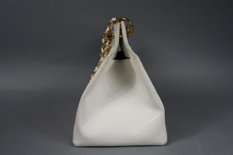 CHANEL - Sac "Shopping" 33 cm en veau caviar blanc partiellement matelassé, fer…