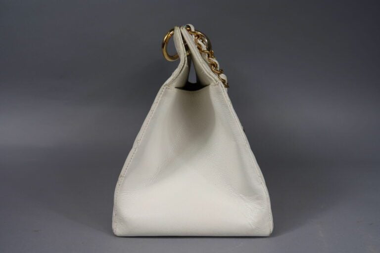 CHANEL - Sac "Shopping" 33 cm en veau caviar blanc partiellement matelassé, fer…
