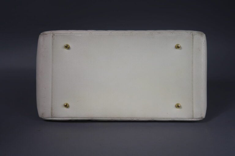 CHANEL - Sac "Shopping" 33 cm en veau caviar blanc partiellement matelassé, fer…