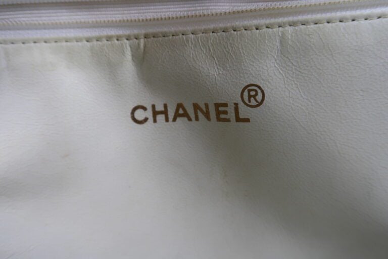 CHANEL - Sac "Shopping" 33 cm en veau caviar blanc partiellement matelassé, fer…