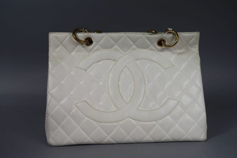CHANEL - Sac "Shopping" 33 cm en veau caviar blanc partiellement matelassé, fer…