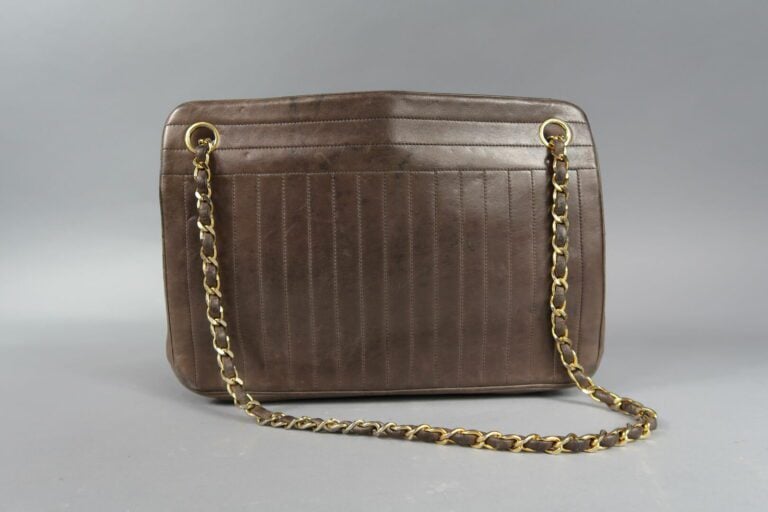 CHANEL - Sac en agneau beige 27 cm, surpiqué à la verticale et la l'horizontale…