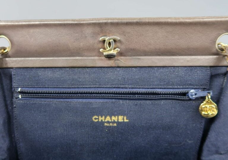CHANEL - Sac en agneau beige 27 cm, surpiqué à la verticale et la l'horizontale…