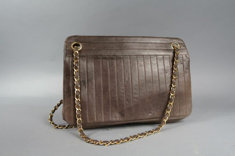 CHANEL - Sac en agneau beige 27 cm, surpiqué à la verticale et la l'horizontale…