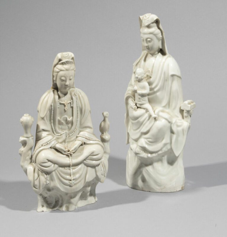 CHINE, Dehua - Début XVIIIe siècle - Deux statuettes de Guanyin en porcelaine é…