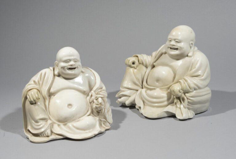 CHINE, Dehua - Epoque KANGXI (1662 - 1722) - Deux statuettes de Budai assis con…