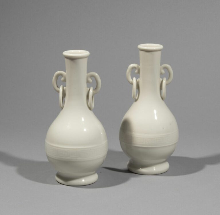 CHINE, Dehua - Epoque KANGXI (1662 - 1722) - Paire de vases bouteilles à deux a…