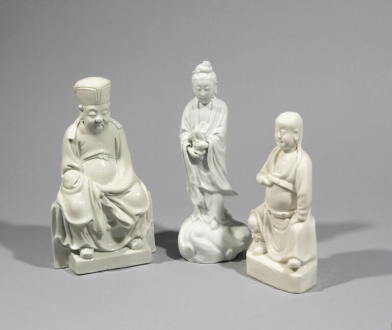 CHINE, Dehua - Epoque KANGXI (1662 - 1722) - Trois statuettes en porcelaine éma…