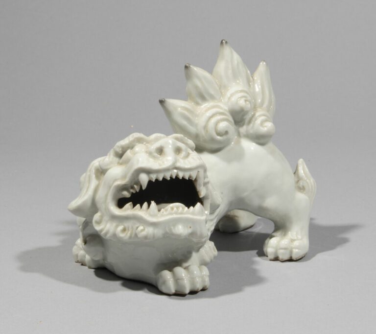 CHINE, Dehua - Fin XIXe siècle - Statuette de lion en porcelaine émaillée blanc…