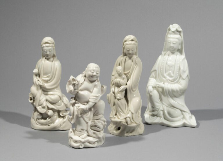 CHINE, Dehua - Vers 1900 - Ensemble de quatre statuettes en porcelaine émaillée…