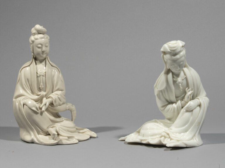 CHINE, Dehua - XIXe siècle - Deux statuettes de Guayin en porcelaine émaillée b…