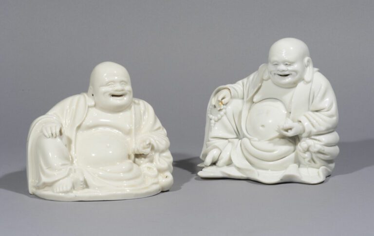 CHINE, Dehua - XVIIIe siècle - Deux statuettes de Budai assis contre son sac en…