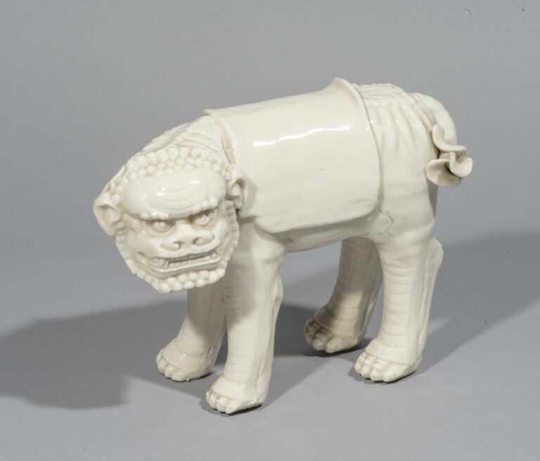 CHINE - Epoque KANGXI (1662 - 1722) - Statuette de lion debout en porcelaine ém…