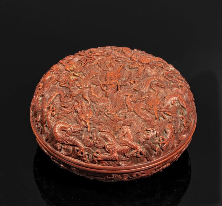 CHINE - Epoque QIANLONG (1736 - 1795) - Boîte ronde en laque rouge sculpté de n…