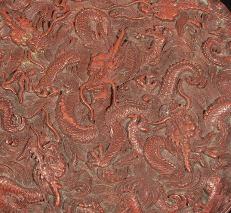 CHINE - Epoque QIANLONG (1736 - 1795) - Boîte ronde en laque rouge sculpté de n…
