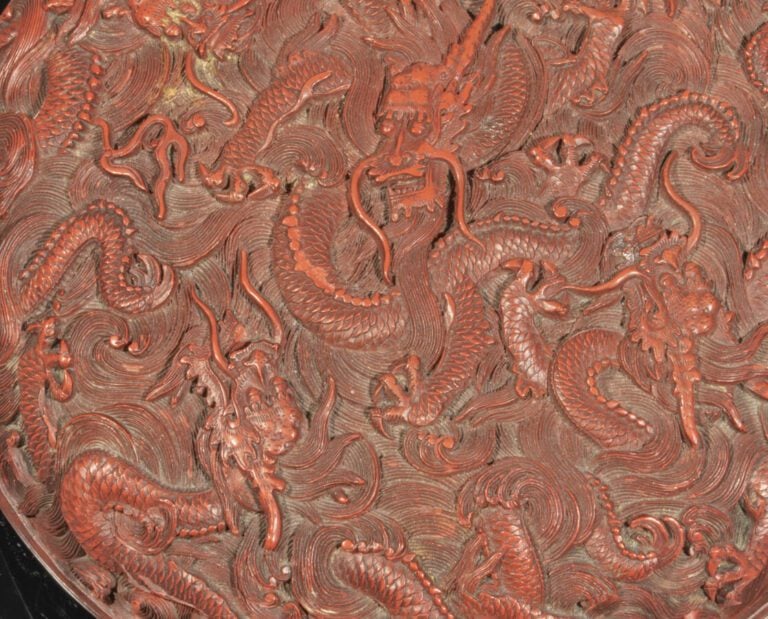 CHINE - Epoque QIANLONG (1736 - 1795) - Boîte ronde en laque rouge sculpté de n…