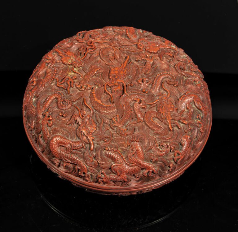 CHINE - Epoque QIANLONG (1736 - 1795) - Boîte ronde en laque rouge sculpté de n…