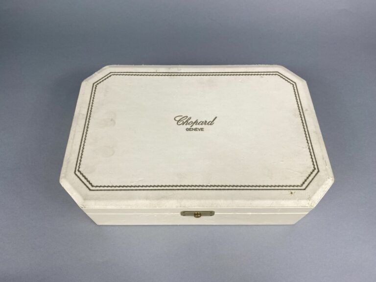 CHOPARD - Montre bracelet de dame, boîtier arrondi en or jaune (750), lunette s…