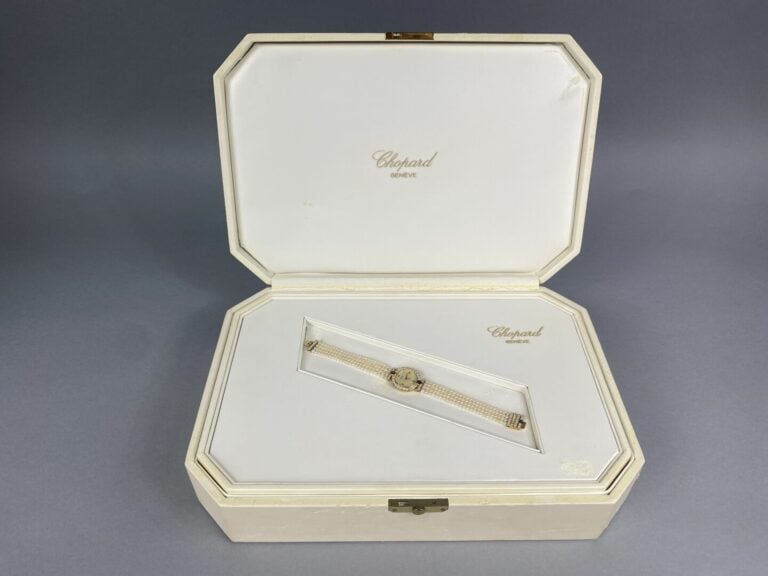 CHOPARD - Montre bracelet de dame, boîtier arrondi en or jaune (750), lunette s…