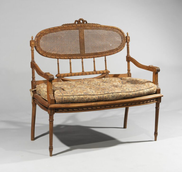 Canapé de style Louis XVI à assise et dossier canné à décor noeud de ruban