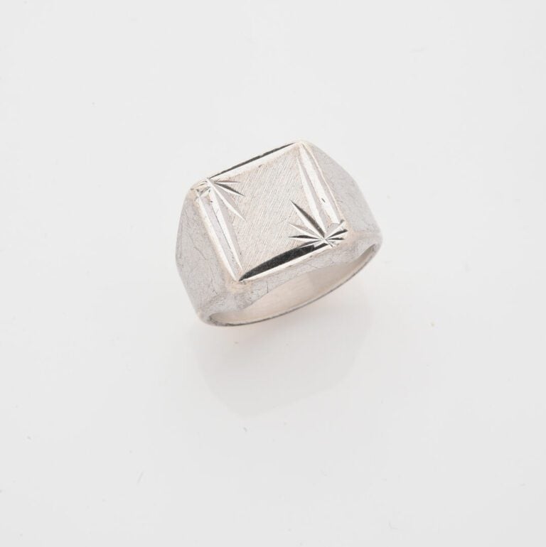 Chevalière en argent (925) à plateau ciselé et guilloché - Poids : 9.5 g - Tour…