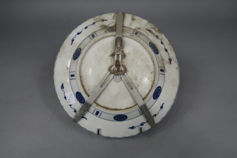 Chine, - Assiette en porcelaine à bord polylobé à décor en bleu blanc d'une fem…
