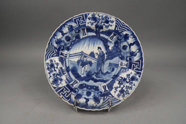 Chine, - Assiette en porcelaine à bord polylobé à décor en bleu blanc d'une fem…