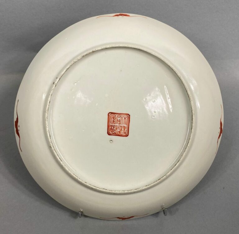 Chine - Assiette en porcelaine émaillée dans la style de la Famille Rose à déco…