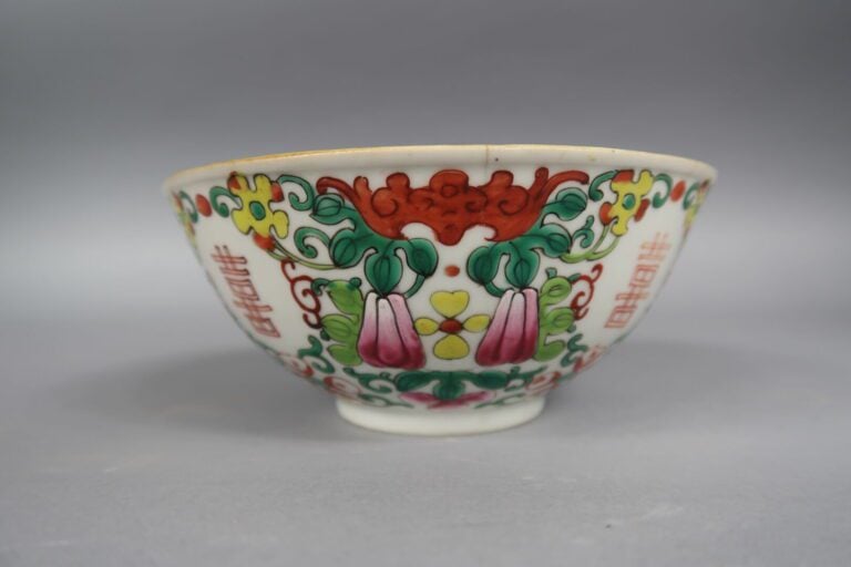 Chine - Bol en porcelaine à décor émaillé de fleurs dans leurs rinceaux feuilla…